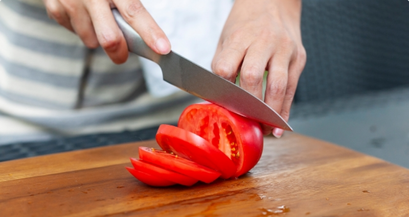 トマトを包丁で切る